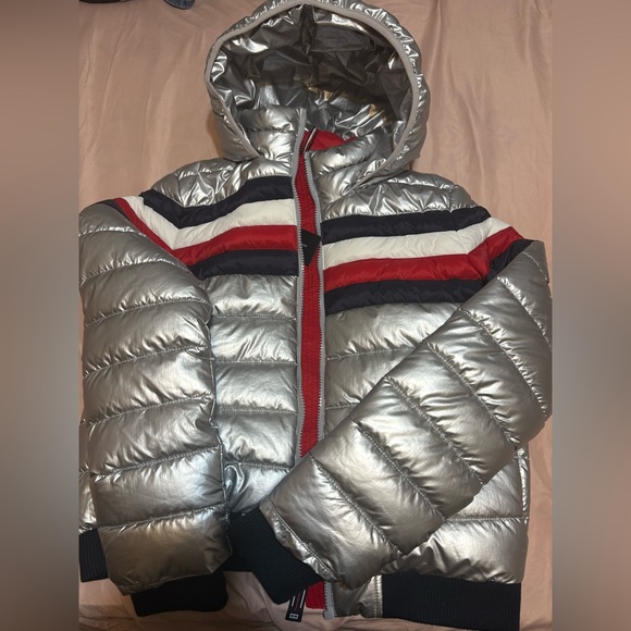 I'm selling a Tommy Hilfiger winter coat willing to negotiate prices